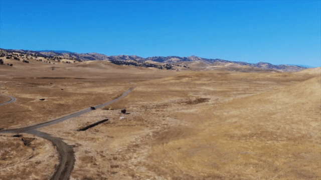 구불구불한 길이 있는 광활한 건조 지형