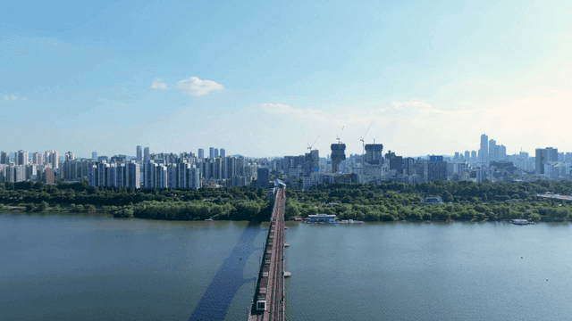 강 위로 도심을 잇는 전철과 철도