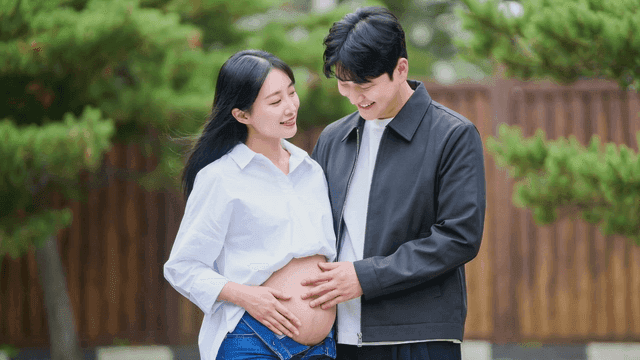 임신한 아내 배를 만지며 기뻐하는 남편