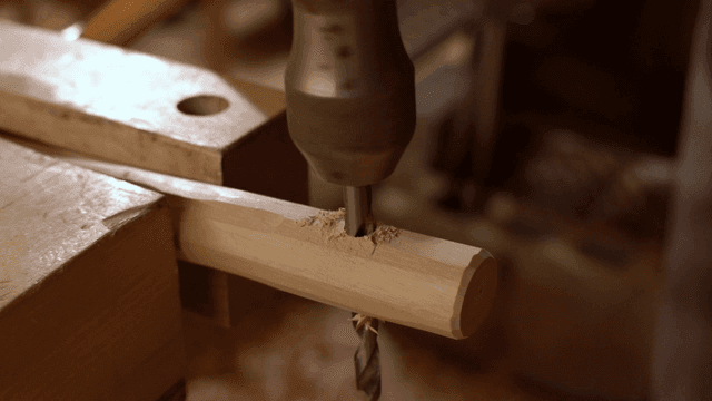 작업장에서 나무에 구멍을 뚫는 모습