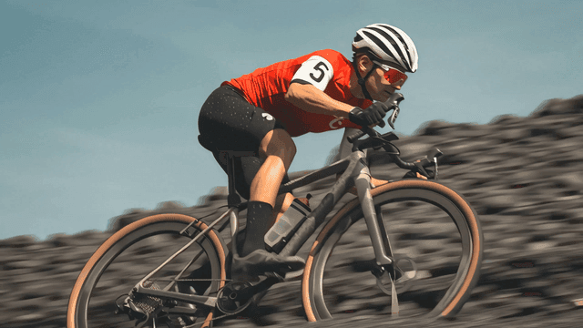 거친 야외 트레일에서 자전거 경주