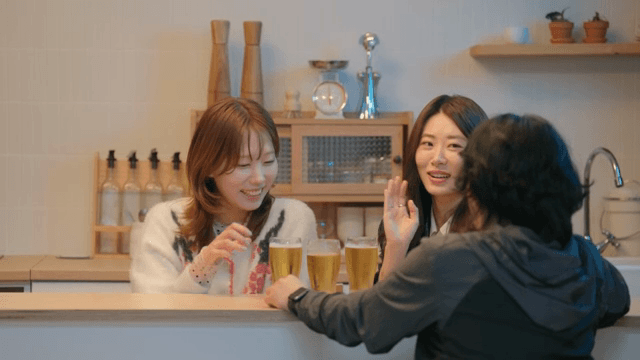 함께 맥주를 마시며 대화를 나누는 친구들