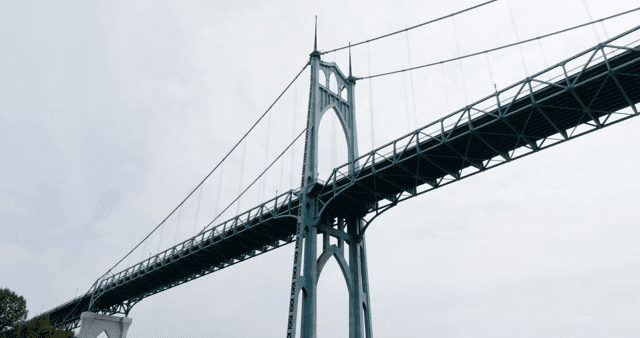 하늘을 배경으로 한 대형 현수교