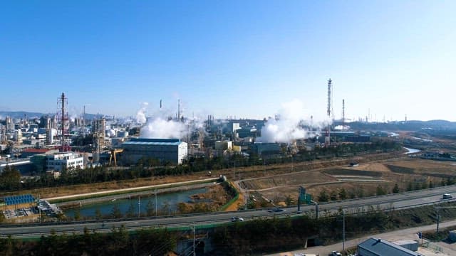 고속도로 옆 공장이 밀집된 산업 단지
