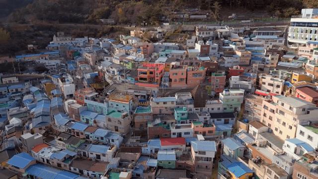 다채로운 언덕 마을과 밀집한 주택