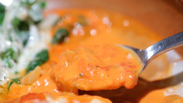 크리미한 로제 크림 수프 한 숟가락