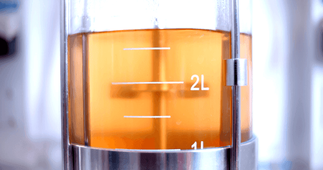 실험실 혼합용기 안에서 섞이는 용액