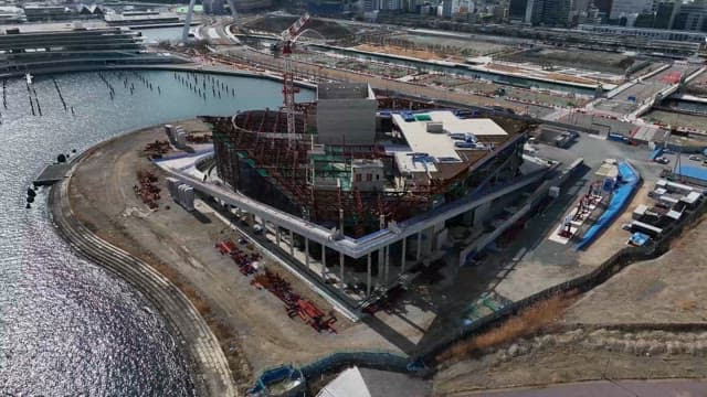 물가에 건설 중인 대형 건물