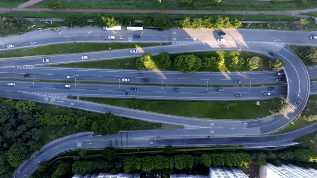 둥글게 이어진 고속도로 나들목 항공뷰