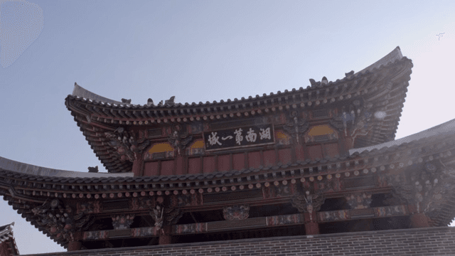 햇빛 아래 전통 한국 건축물