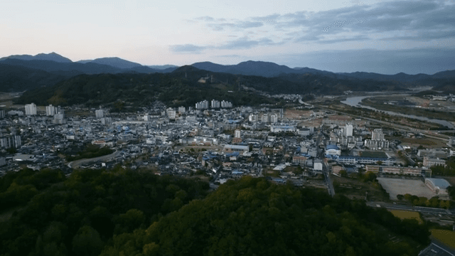 산으로 둘러싸인 시골 마을