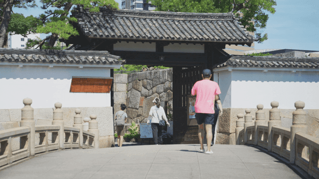 전통문을 향해 다리를 걷고 있는 사람들