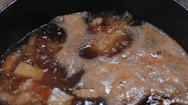 냄비에서 끓고 있는 돼지고기 뭇국