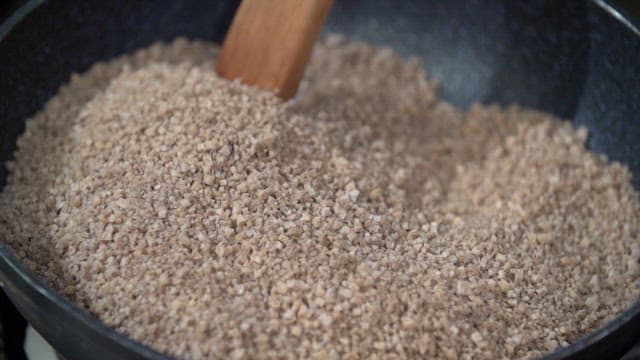 팬에서 소금을 저으며 요리하는 장면