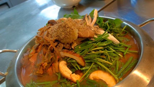 신선한 채소와 버섯이 들어간 전골 요리