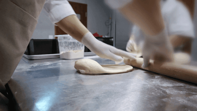 주방에서 반죽을 준비하는 제빵사들