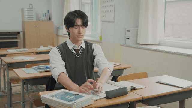 공부 중 하품하고 기지개 켜는 학생