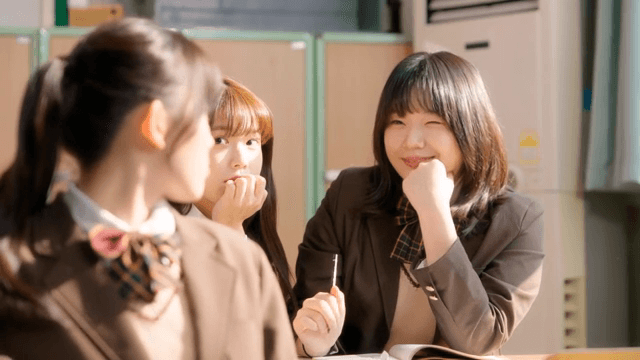 교실에서 장난치는 학생