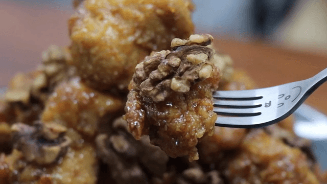 달콤하고 바삭한 호두가 있는 치킨