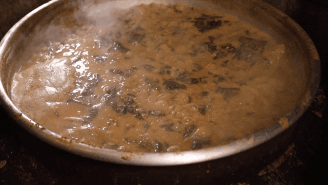 스토브 위에서 끓고 있는 추어탕