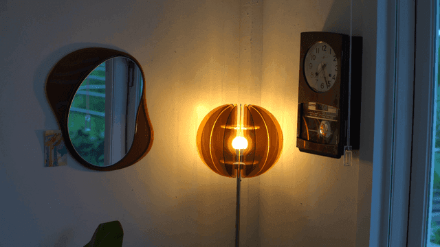 현대적인 램프와 클래식한 시계가 있는 아늑한 실내 구석