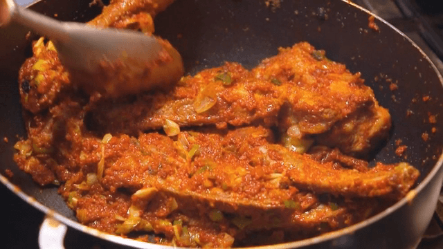 팬에서 조리 중인 매운 갈비