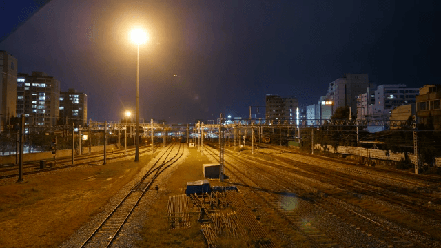 도시 불빛이 있는 철도 야경
