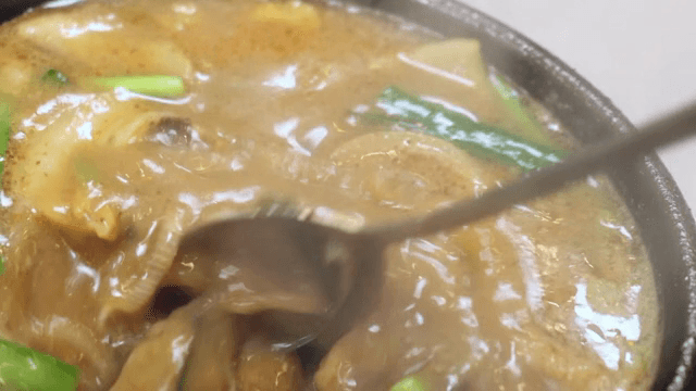 숟가락으로 젓는 뚝배기 안의 순댓국