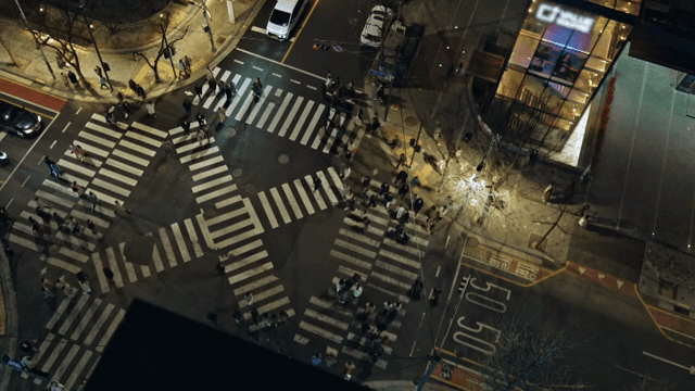 밤의 번화한 도시 교차로