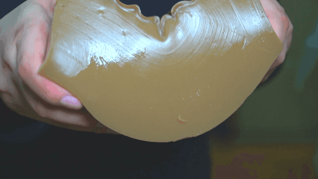 도토리묵을 들고 있는 사람