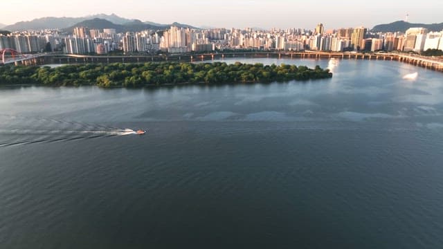 도시 배경의 고요한 강