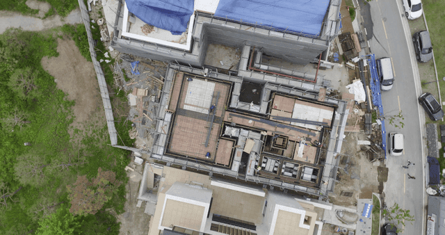 건설 현장에서 뼈대를 구축하는 작업자들