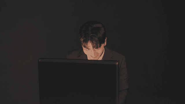 서류 가방에서 현금을 꺼내 자축하는 남자