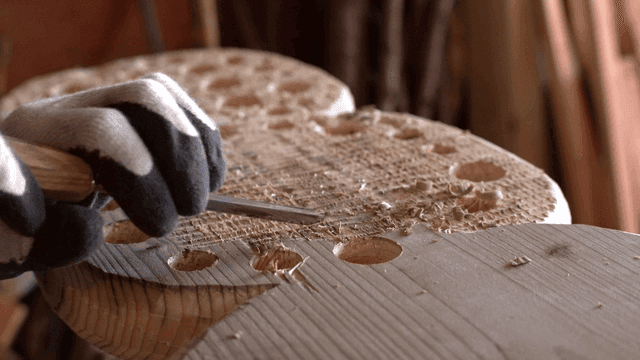 세밀한 목공예 작업 과정