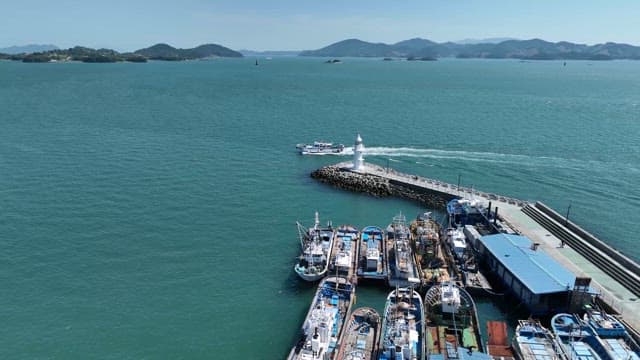 등대 근처를 항해하는 배