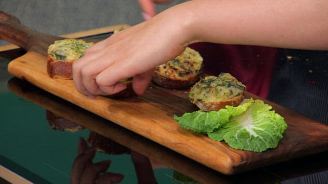 나무 도마 위에 바삭하고 먹음직스러운 파가 올라간 바게트 준비하기