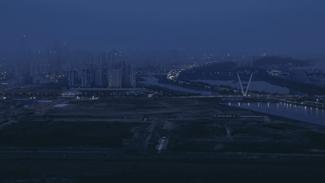 강이 보이는 도시의 황혼 풍경