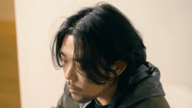 실내에서 생각에 잠긴 남자