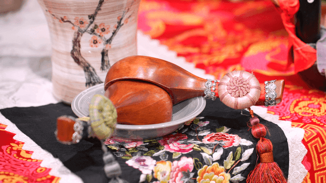 전통 한국 나무 숟가락과 장식