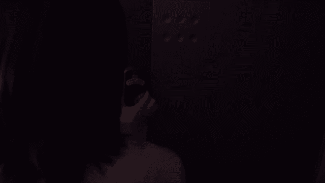 문 앞에 기대어 있는 남성 몰래 조용히 문을 여는 여성