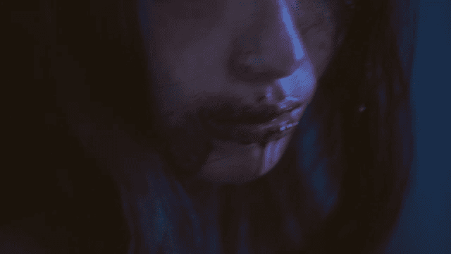 얼굴에 상처가 난 노려보는 여성