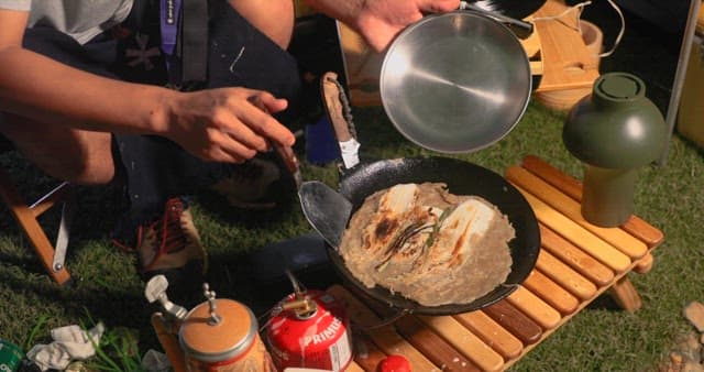 캠핑 여행 중 밤에 요리하는 채소 부침개
