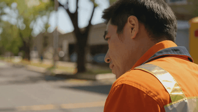 주황색 안전 작업복을 입은 작업자