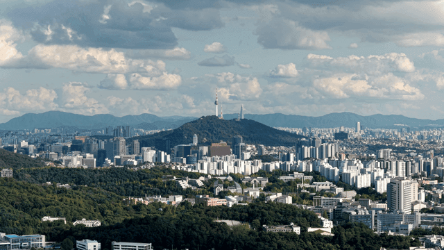 산을 배경으로 한 도시 전경