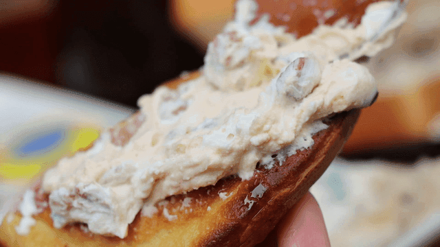 숟가락으로 빵에 바르는 요거트