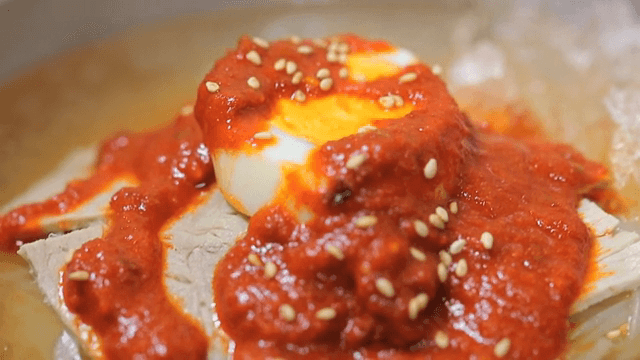 매운 소스를 곁들인 냉면