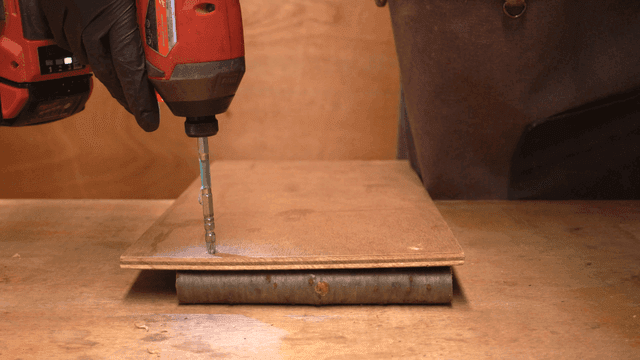 드릴과 나사를 사용한 목공 작업