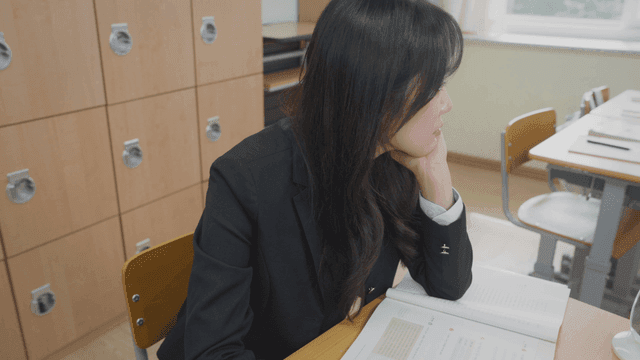 공부하다가 턱을 괴고 창밖을 바라보는 학생