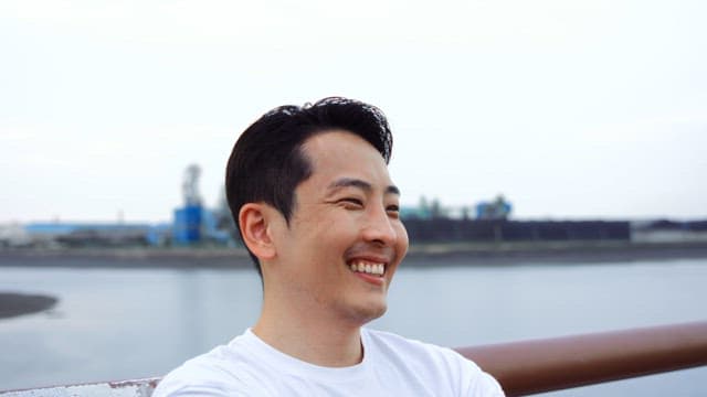 강가에서 미소 짓는 남자