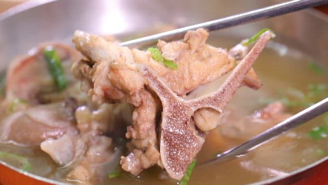 부드러운 고기가 있는 한국 소고기 뼈국 한 젓가락